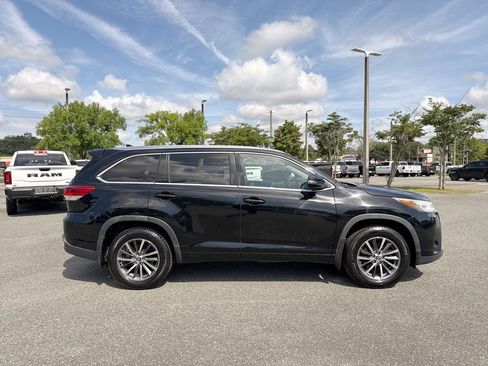 Used 2017 Toyota Highlander XLE AWD/4WD image 2