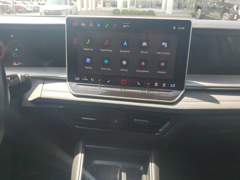Used 2025 Volkswagen Tiguan SE FWD image 12