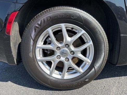 Used 2024 Chrysler Pacifica Touring-L image 4