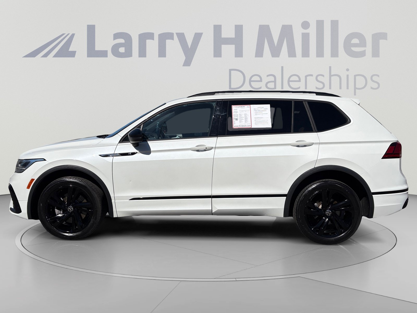 Used 2023 Volkswagen Tiguan SE R-Line AWD/4WD image 2