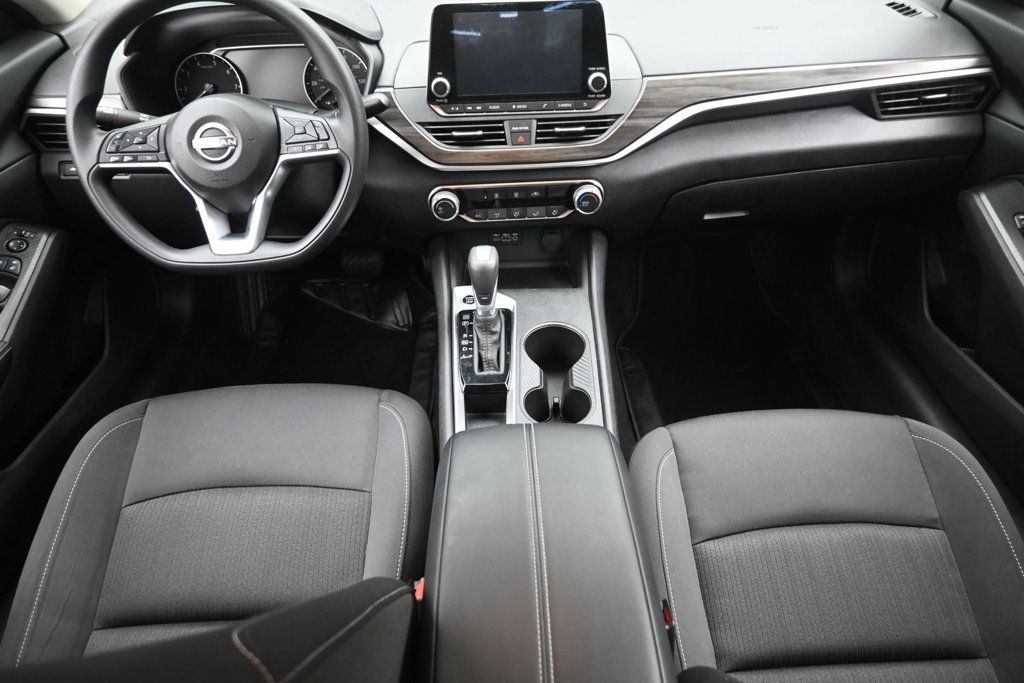Used 2025 Nissan Altima 2.5 SV FWD image 14
