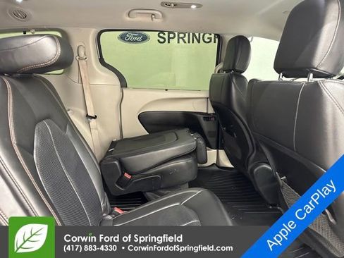 Used 2018 Chrysler Pacifica Touring-L image 13