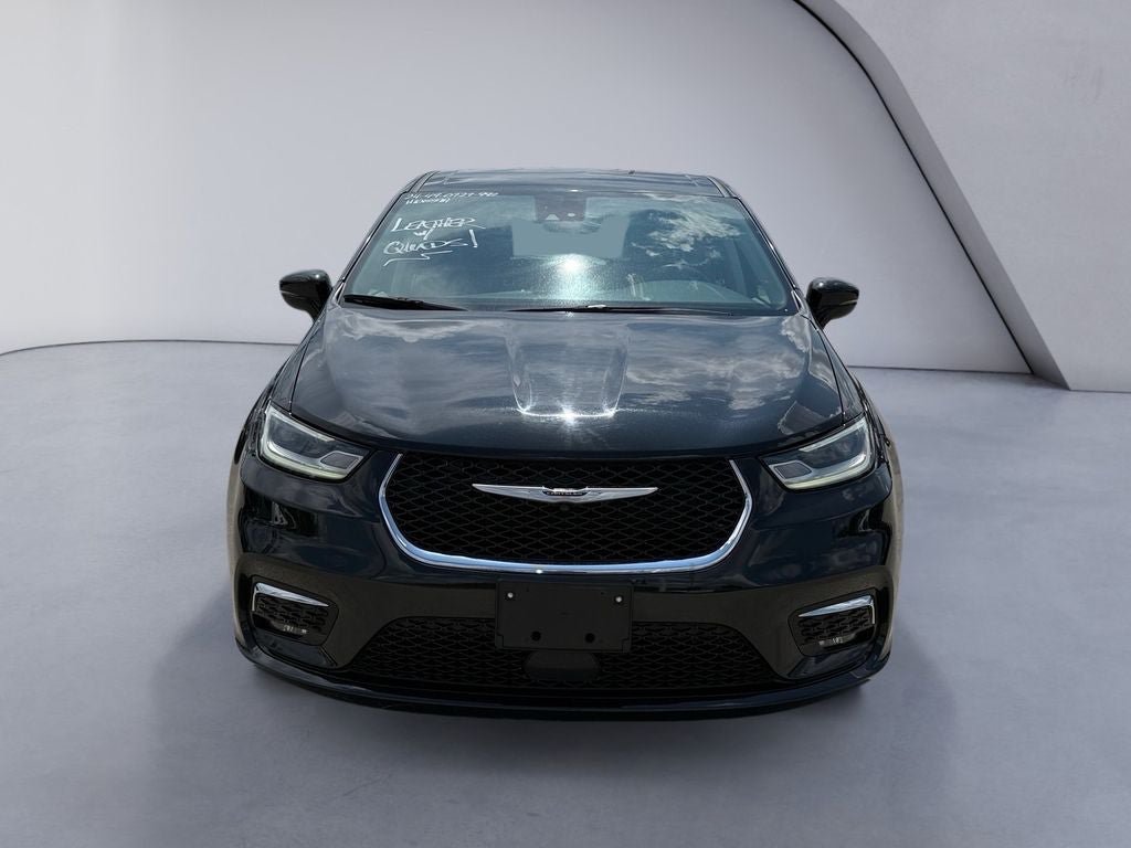 Used 2024 Chrysler Pacifica Touring-L FWD image 8