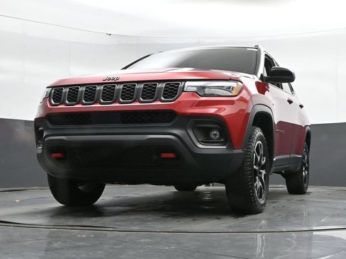 Used 2025 Jeep Compass Trailhawk AWD/4WD image 45