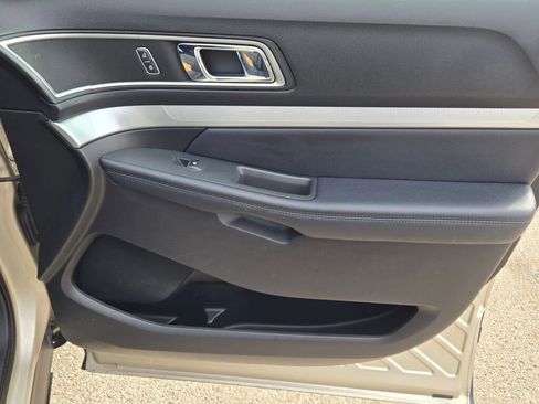 Used 2017 Ford Explorer XLT image 7