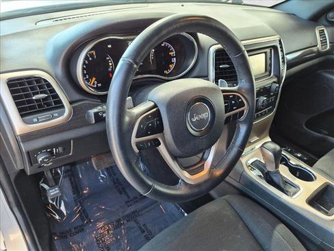 Used 2017 Jeep Grand Cherokee Laredo AWD/4WD image 10