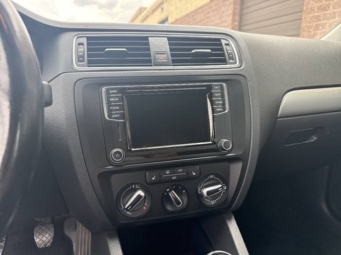 Used 2017 Volkswagen Jetta SE FWD image 40