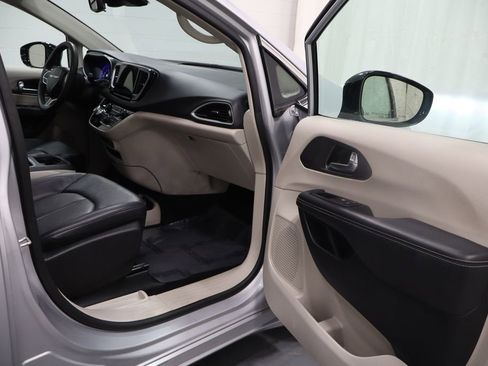 Used 2024 Chrysler Pacifica Touring-L image 14