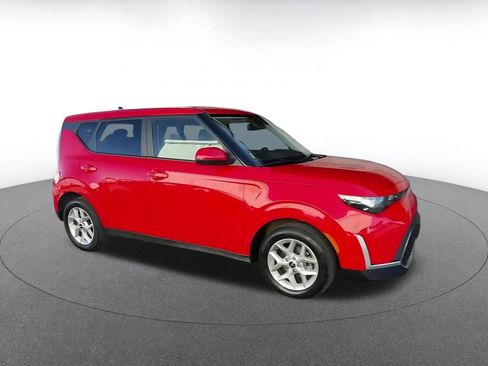 Used 2025 Kia Soul LX w/ LX Technology Package image 2