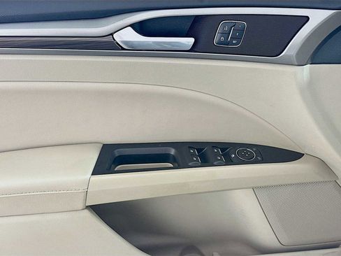 Used 2017 Ford Fusion SE w/ Fusion SE Technology Package image 16