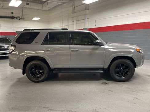 Used 2016 Toyota 4Runner SR5 image 11