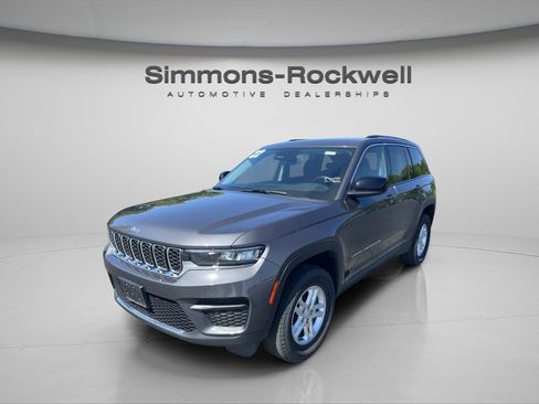 Used 2022 Jeep Grand Cherokee Laredo w/ Luxury Tech Group I AWD/4WD image 1