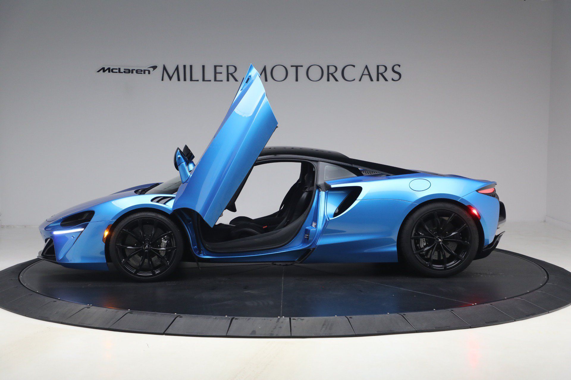 Used 2024 McLaren Artura RWD image 15