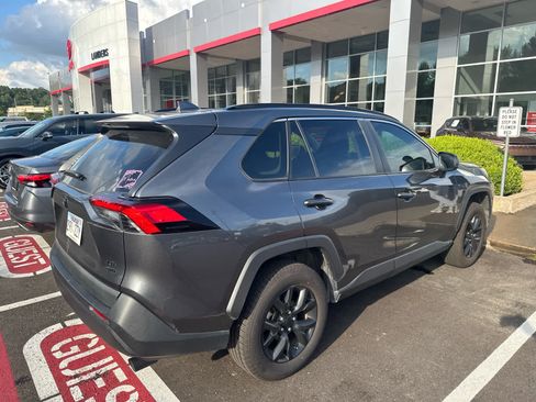 Used 2021 Toyota RAV4 LE AWD/4WD image 2