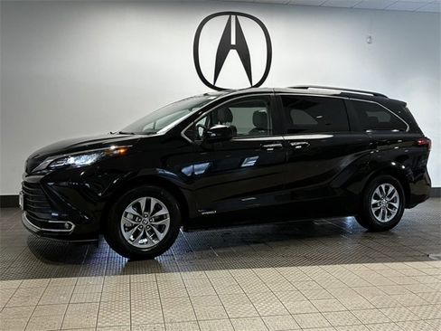 Used 2021 Toyota Sienna XLE image 3