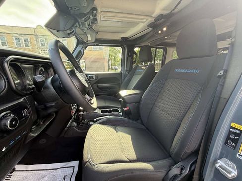 Used 2025 Jeep Wrangler Unlimited Rubicon 4xe AWD/4WD image 12