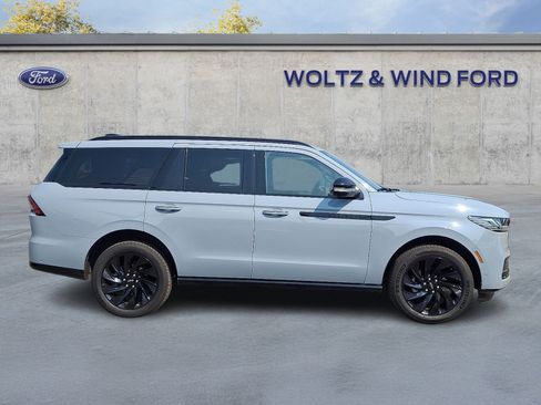 Used 2025 Lincoln Navigator Reserve w/ Jet Appearance Package AWD/4WD image 7