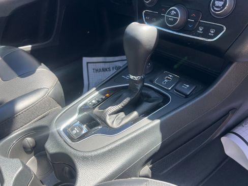 Used 2022 Jeep Cherokee Limited AWD/4WD image 17