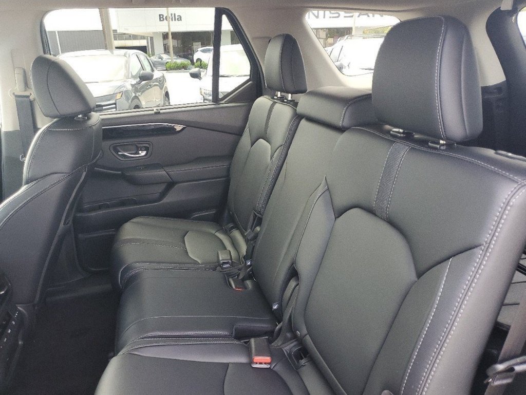 Used 2025 Honda Pilot Touring image 11