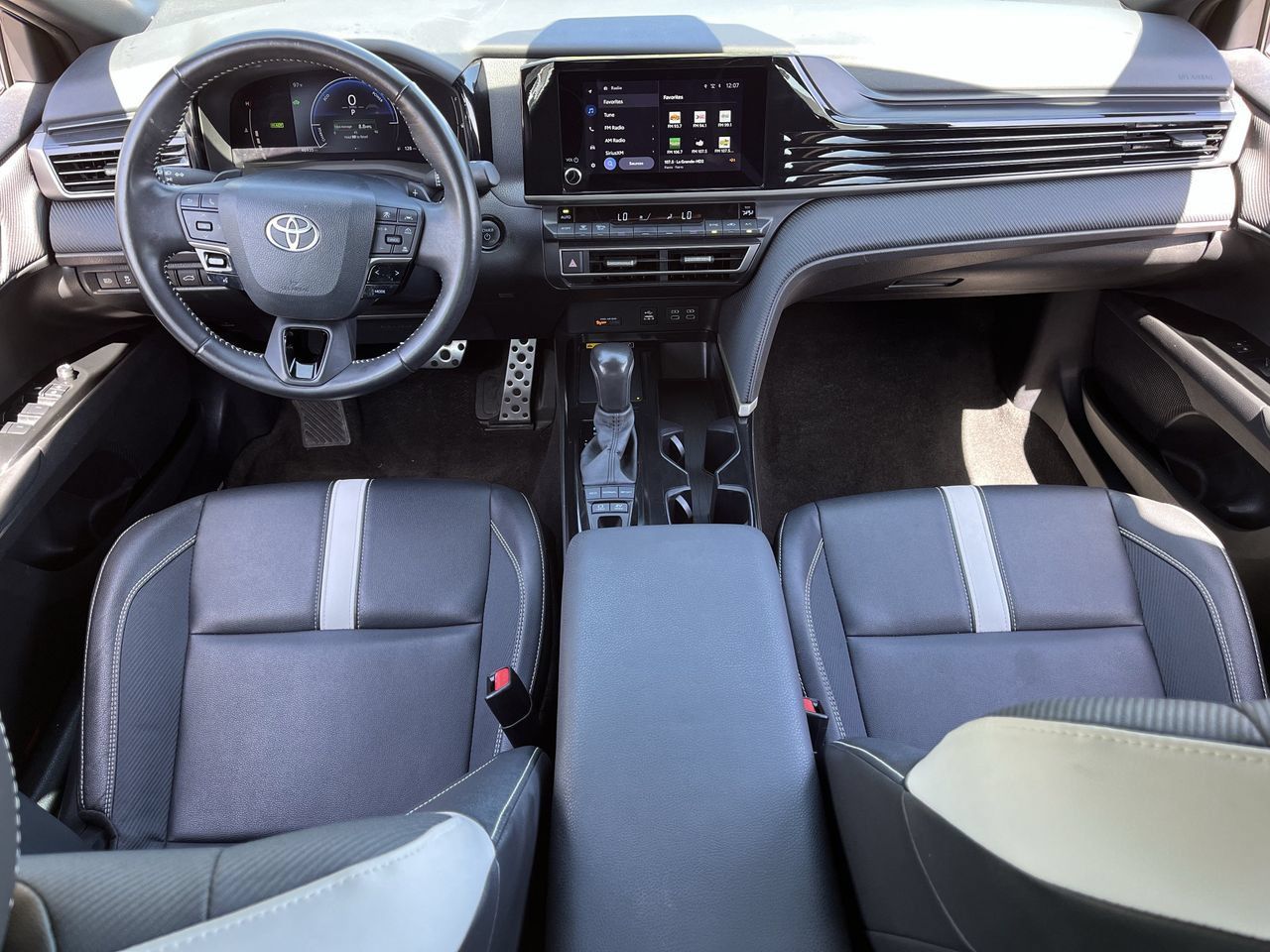 Used 2025 Toyota Camry SE FWD image 9