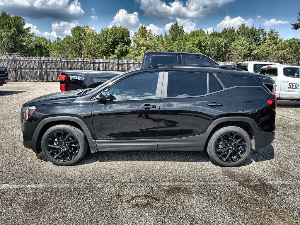 Used 2023 GMC Terrain SLE w/ Driver Convenience Package FWD image 4
