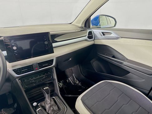 Used 2025 Volkswagen Taos SE w/ Panoramic Sunroof Package AWD/4WD image 22