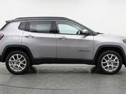 Used 2025 Jeep Compass Limited image 11