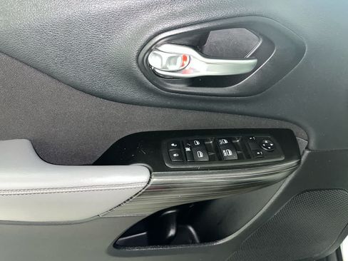 Used 2014 Jeep Cherokee Latitude w/ Comfort/Convenience Group AWD/4WD image 13
