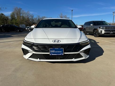 Used 2025 Hyundai Elantra SE image 2