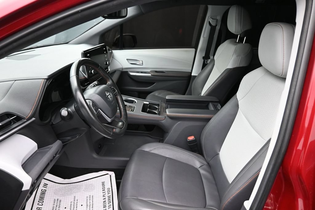 Used 2024 Toyota Sienna XSE FWD image 11