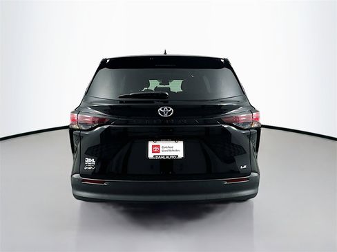 Used 2025 Toyota Sienna LE image 11