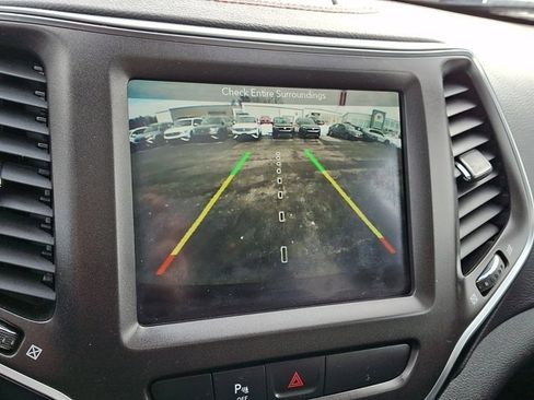 Used 2019 Jeep Cherokee Trailhawk image 23