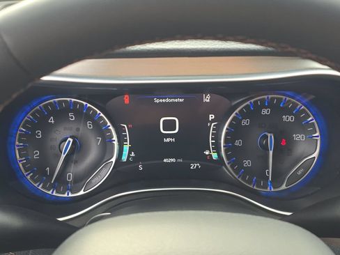 Used 2025 Chrysler Pacifica Pinnacle w/ Trailer Tow Group AWD/4WD image 3
