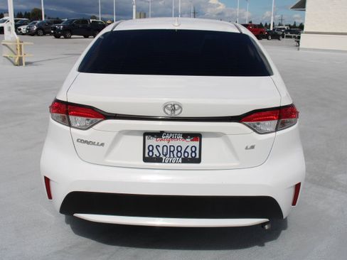 Certified 2021 Toyota Corolla LE image 4