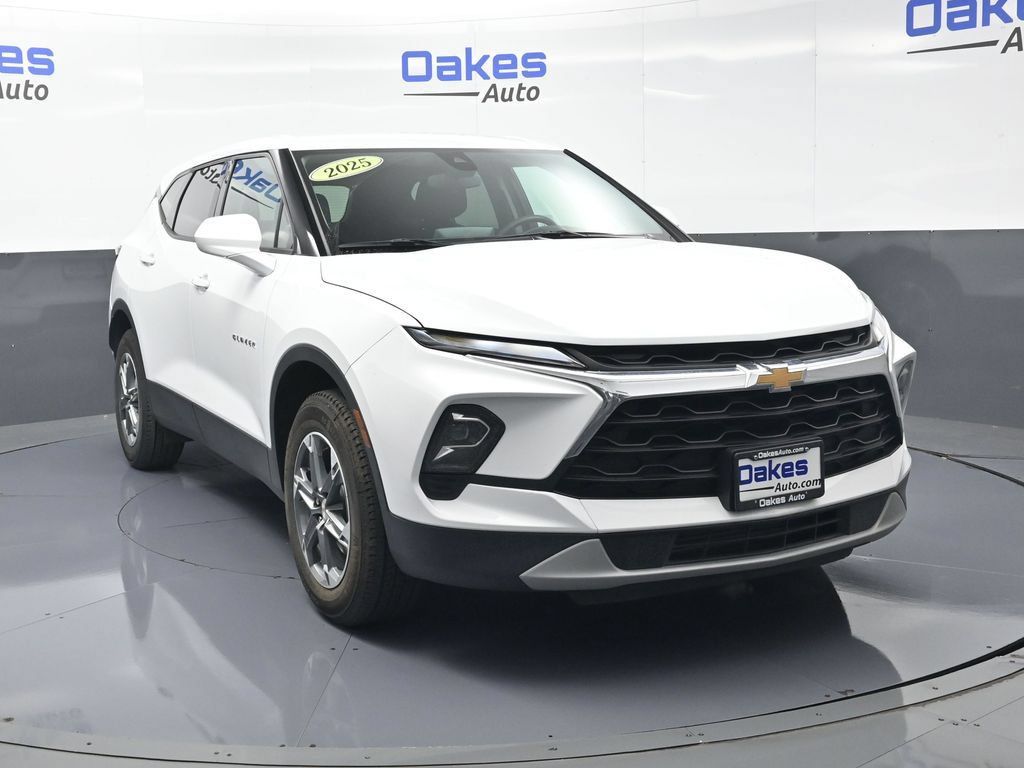 Used 2025 Chevrolet Blazer LT AWD/4WD image 2