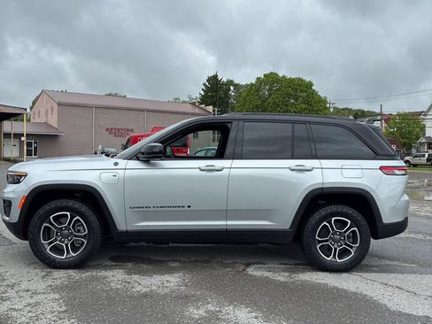Used 2022 Jeep Grand Cherokee Trailhawk w/ Luxury Tech Group III AWD/4WD image 2