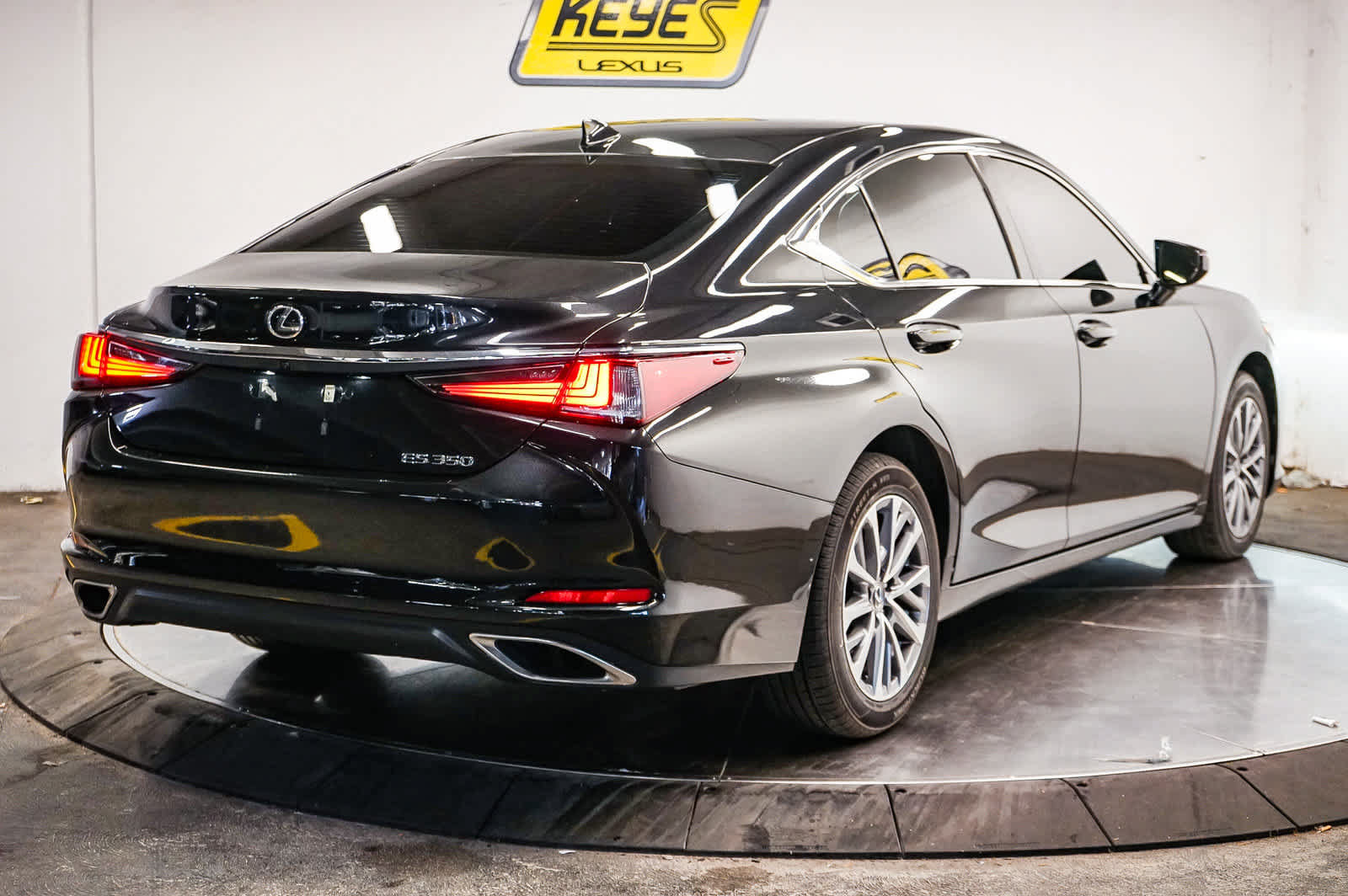 Used 2024 Lexus ES 350 w/ Accessory Package (Z2) FWD image 10