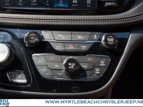 New 2026 Chrysler Pacifica Pinnacle image 23