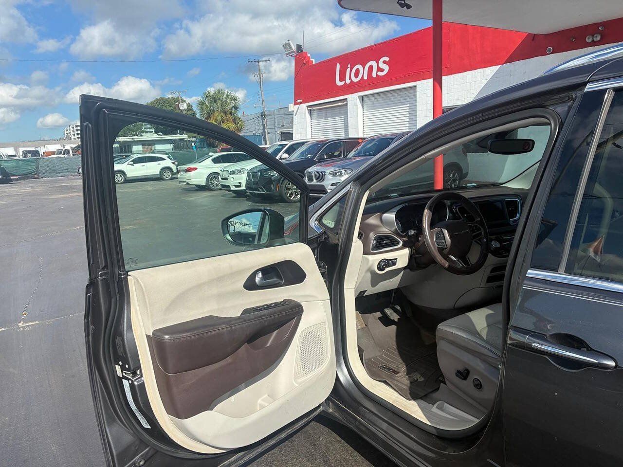 Used 2018 Chrysler Pacifica Touring-L FWD image 8