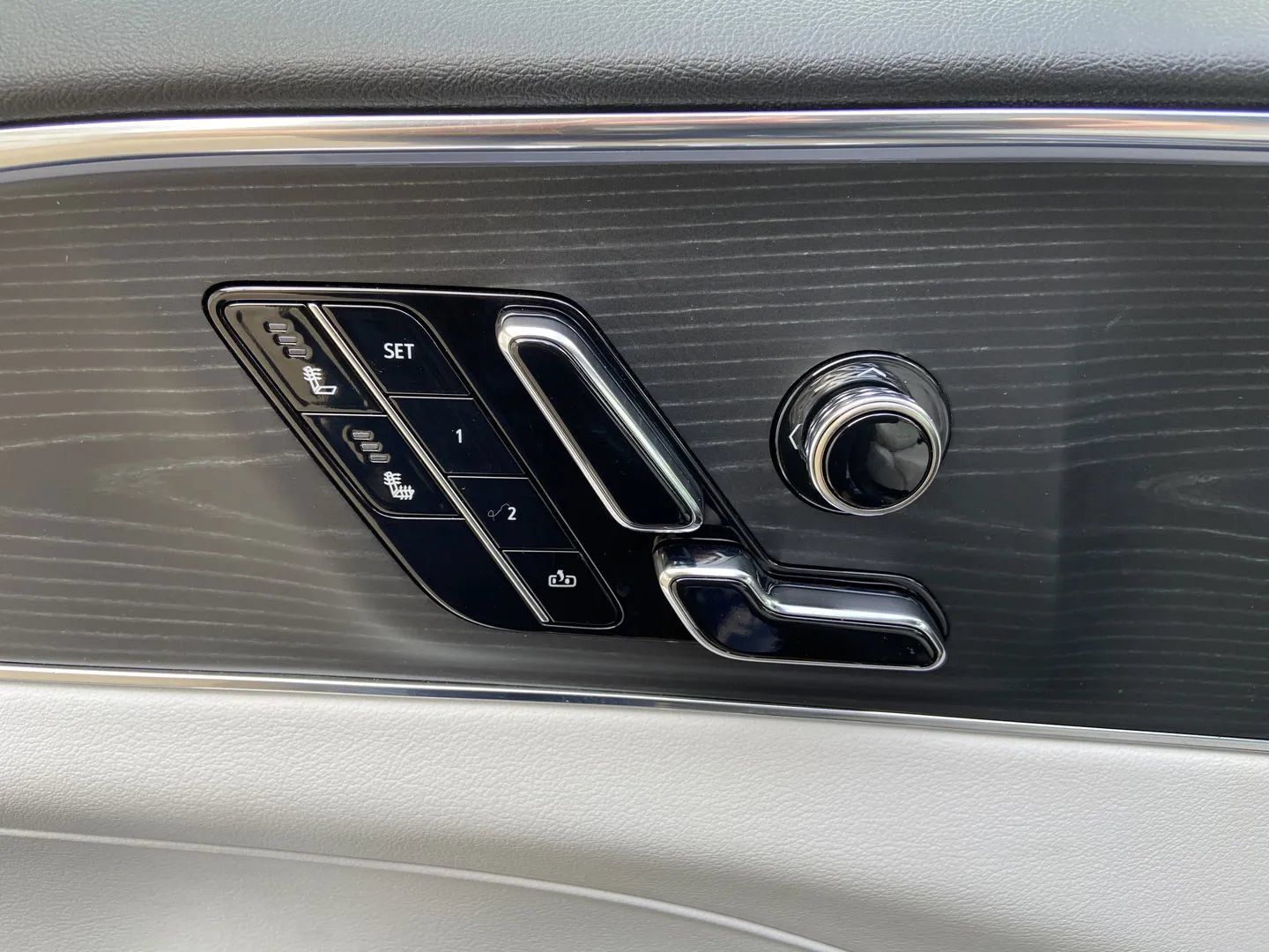 Used 2024 Cadillac Lyriq Luxury AWD/4WD image 14