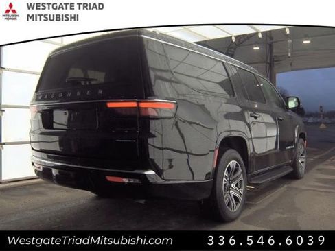 Used 2023 Jeep Wagoneer L Series II image 4