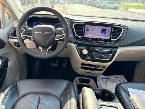 Used 2023 Chrysler Pacifica Touring-L AWD/4WD image 7