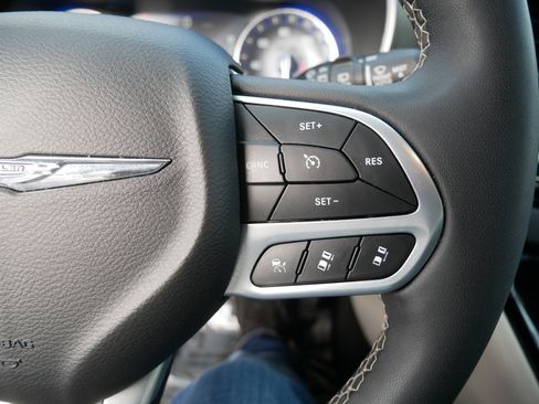 Used 2024 Chrysler Pacifica Touring-L image 29