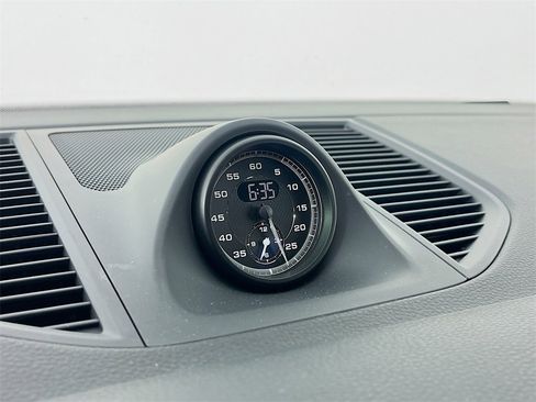 Certified 2025 Porsche Macan image 28