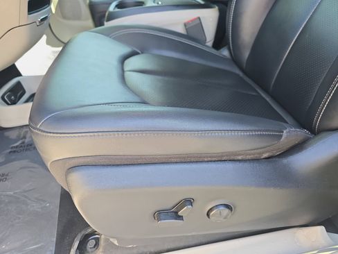 Used 2024 Chrysler Pacifica Touring-L FWD image 26