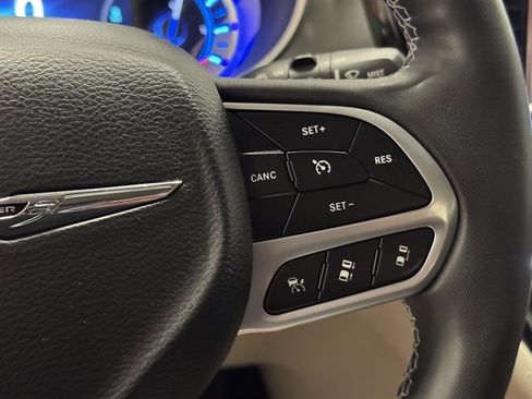 Used 2022 Chrysler Pacifica Touring-L FWD image 26