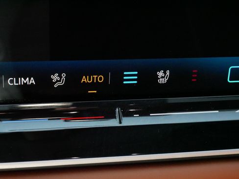 Certified 2025 Volkswagen Tiguan SEL R-Line AWD/4WD image 28
