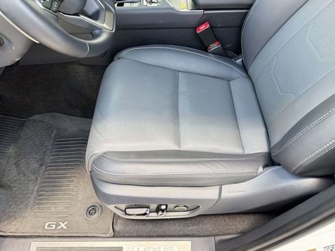Used 2025 Lexus GX 550 w/ Accessory Package (2T) AWD/4WD image 11