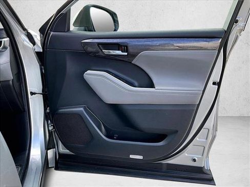 Used 2021 Toyota Highlander Platinum image 19