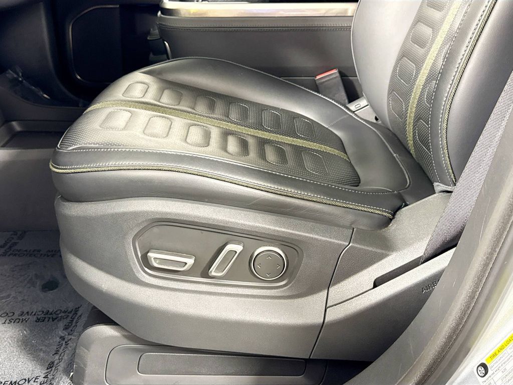 Used 2025 Rivian R1S Adventure Dual AWD/4WD image 22